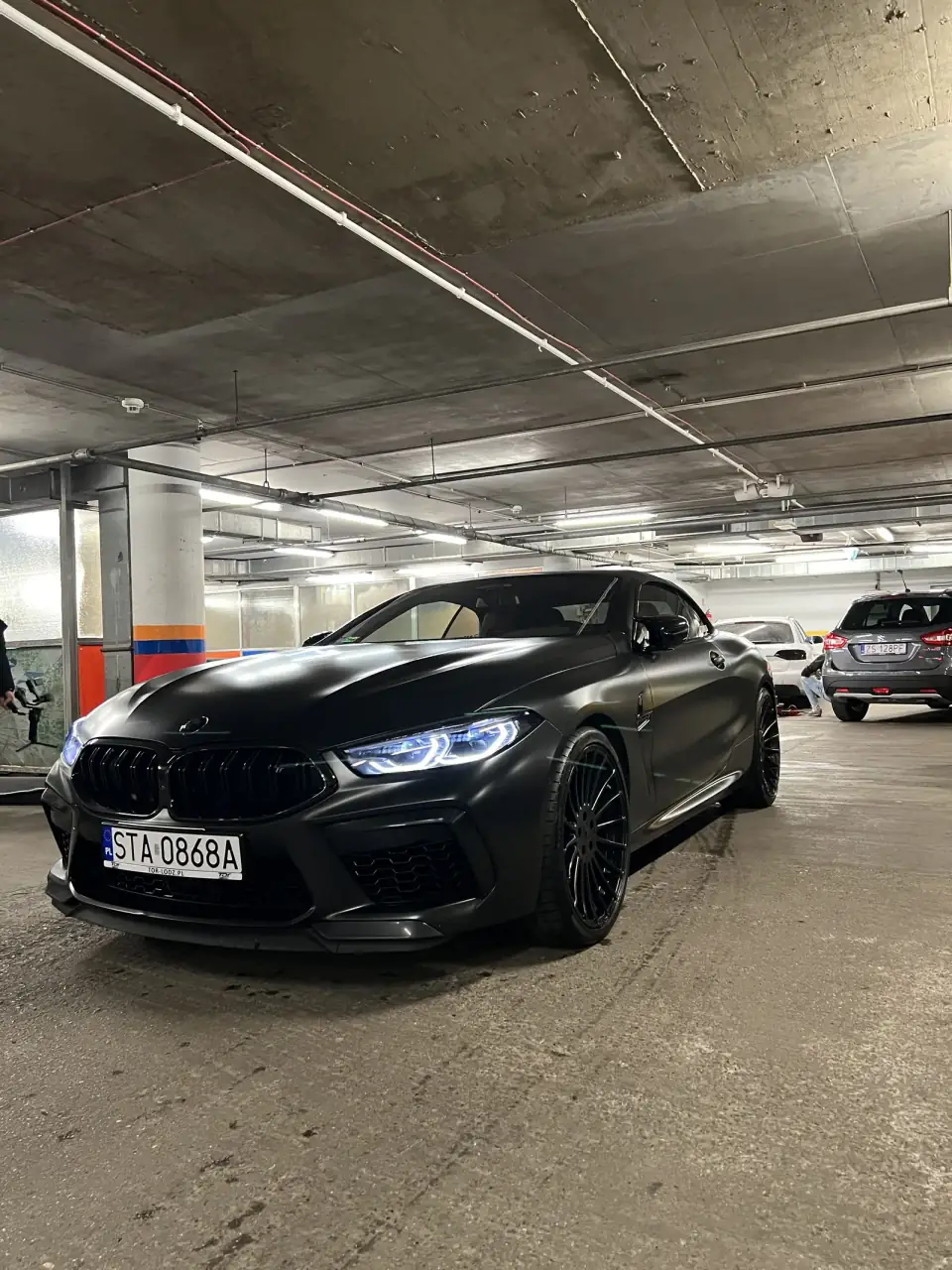 Matowe czarne BMW M8 w hali myjni
