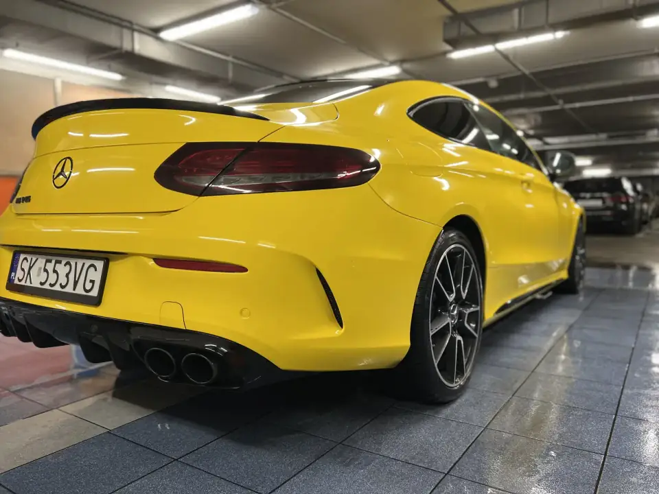 Żółty Mercedes-AMG C Coupé - tył