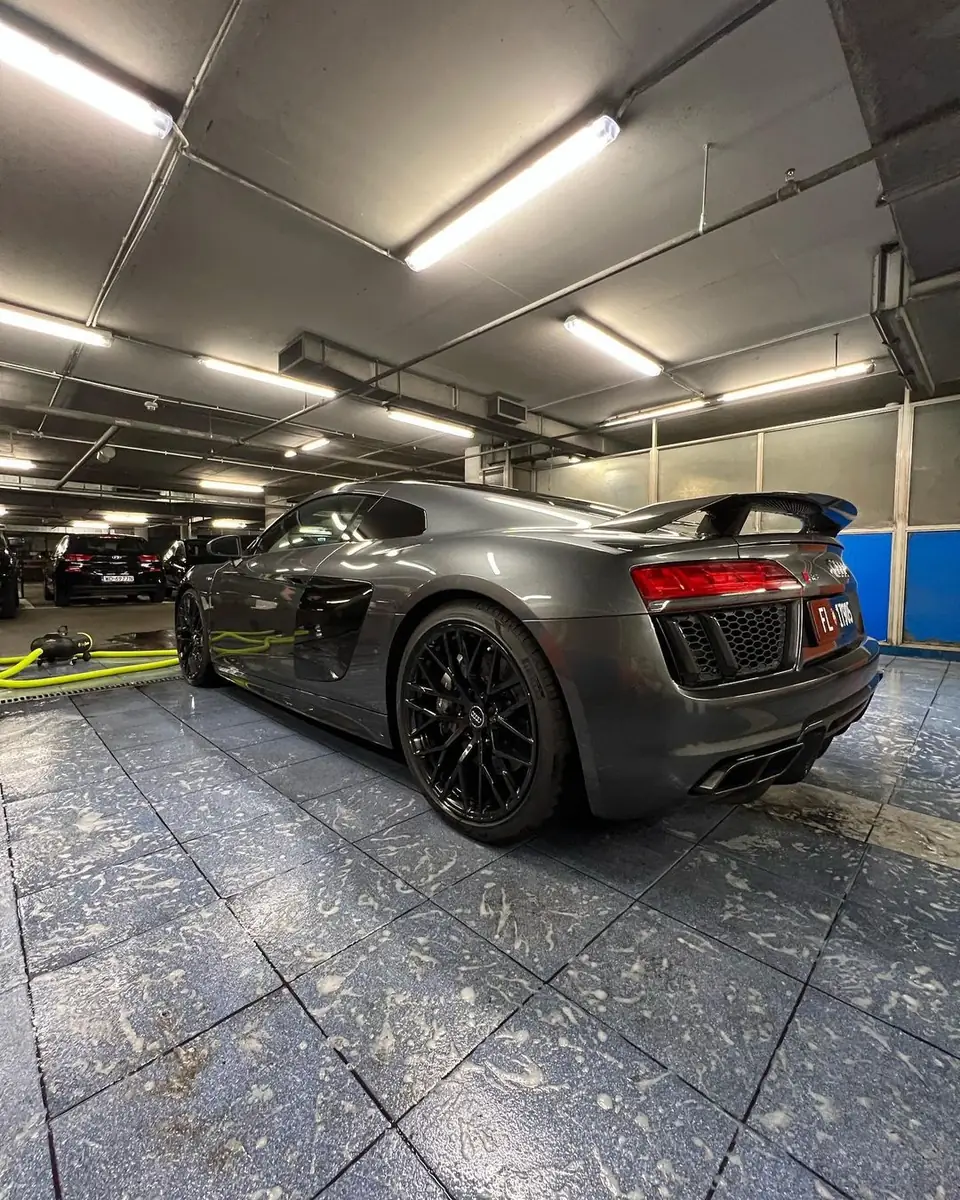 Grafitowe Audi R8 w hali myjni