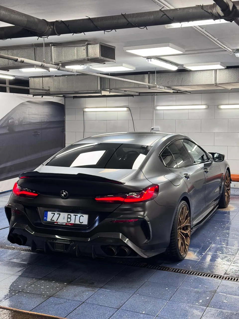 Grafitowe BMW ze złotymi felgami - widok z tyłu